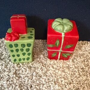 Lenox Holiday The Gift of Friends salt and pepper shaker